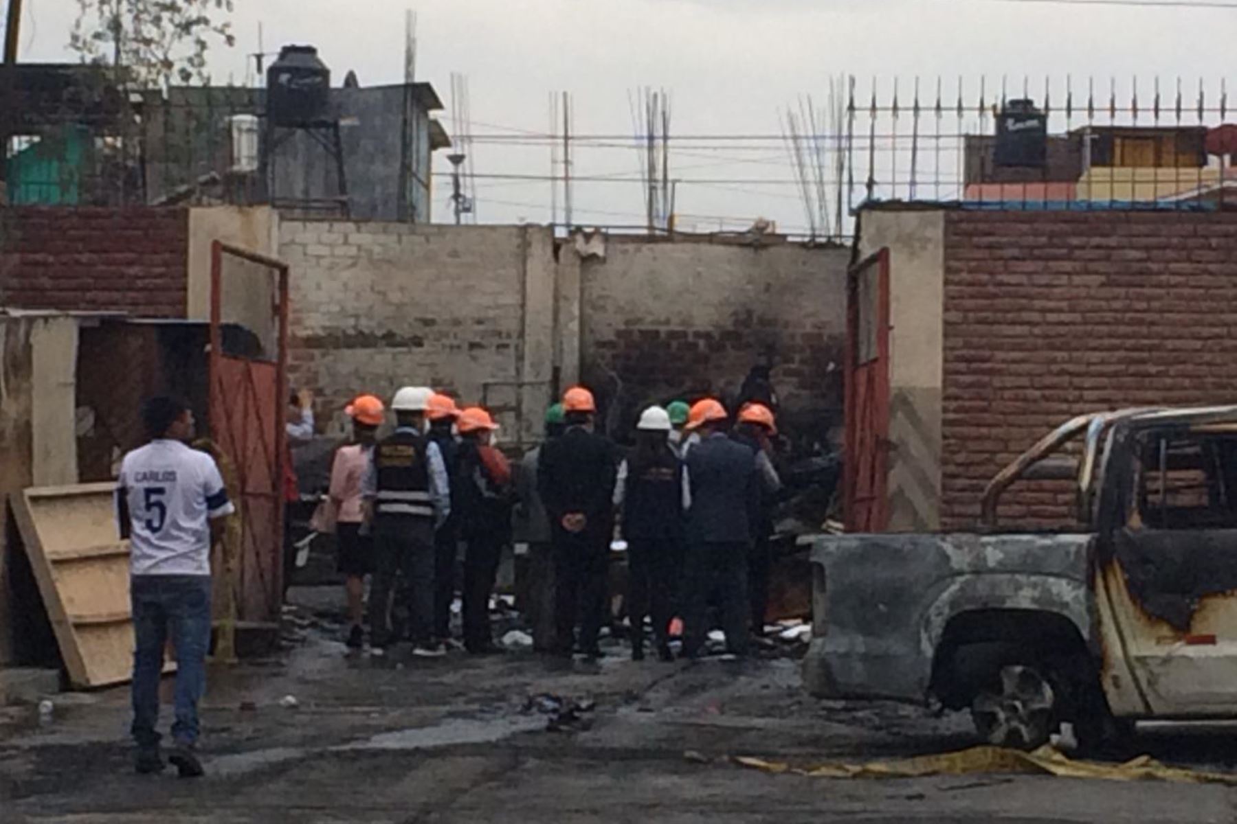 Representantes del Ministerio Público y peritos de la Policía Nacional llegaron hasta la sede del Gobierno Regional de Arequipa para recoger evidencias que permitan esclarecer las causas del incendio registrado esta madrugada.