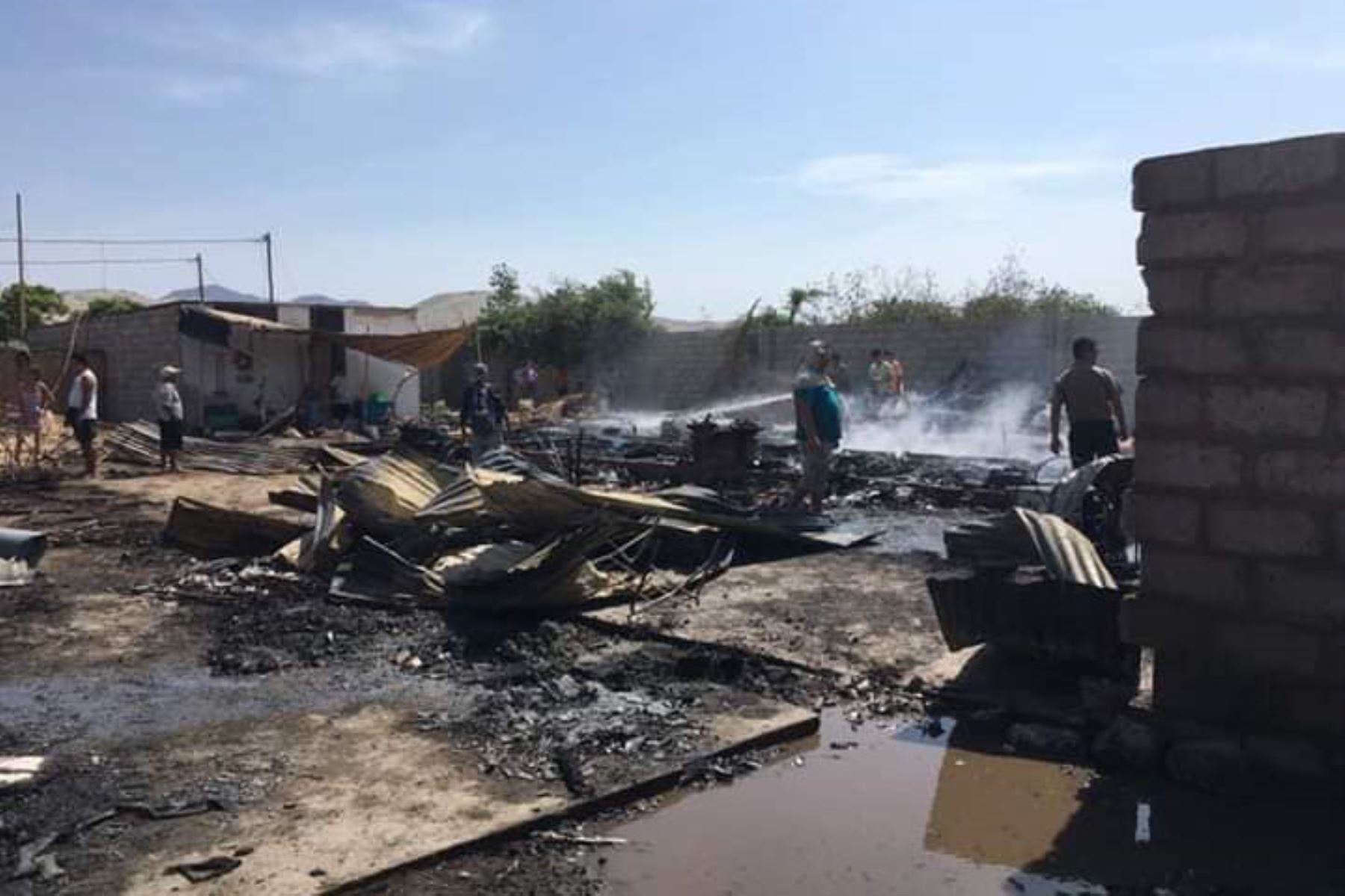 Un voraz incendio se registró en la asociación vecinal Luis & Anthony Quiñones, en la zona norte de Casma.