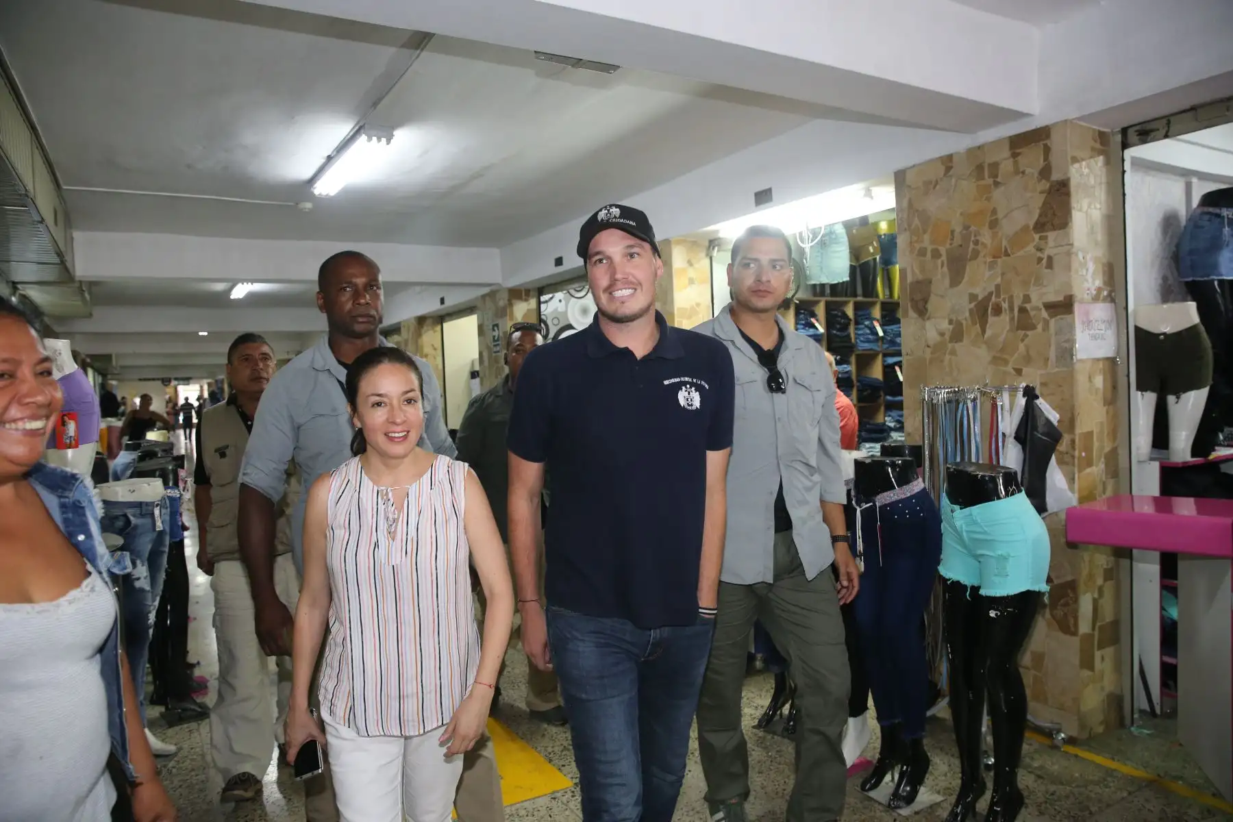 Alcalde George Forsyth  entrego puestos comerciales a ambulantes que optaron por formalisarse, en el emperio de Gamarra.Foto: ANDINA/Jhony Laurente