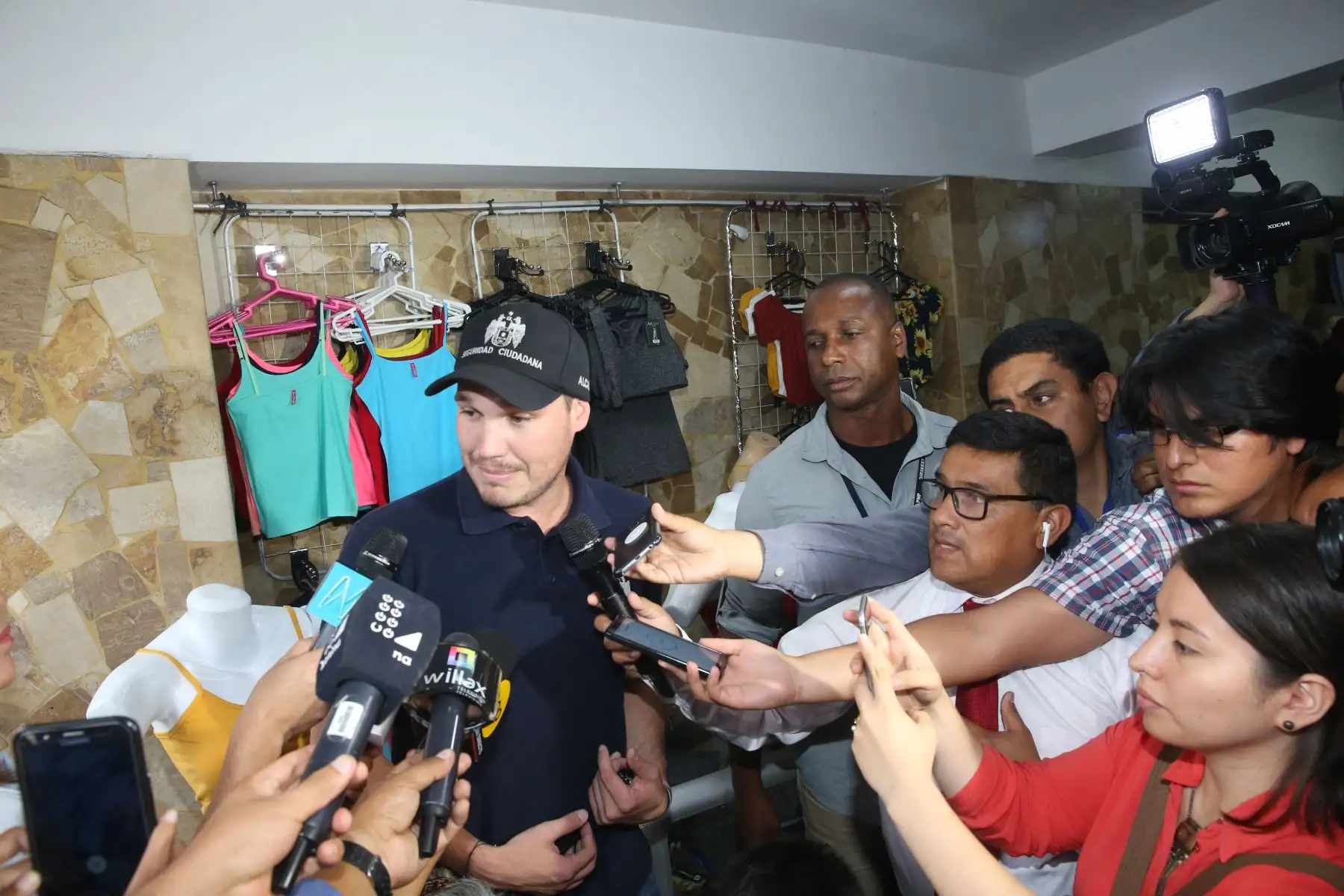 Alcalde George Forsyth  entrego puestos comerciales a ambulantes que optaron por formalisarse, en el emperio de Gamarra.Foto: ANDINA/Jhony Laurente