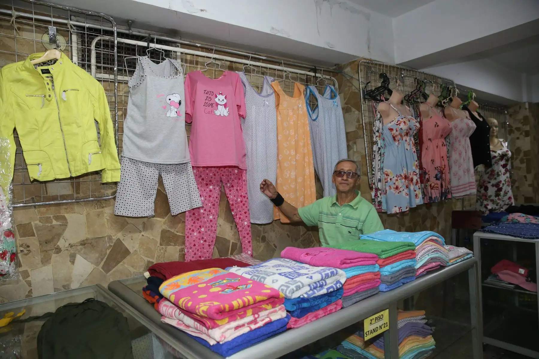 Alcalde George Forsyth  entrego puestos comerciales a ambulantes que optaron por formalisarse, en el emperio de Gamarra.Foto: ANDINA/Jhony Laurente