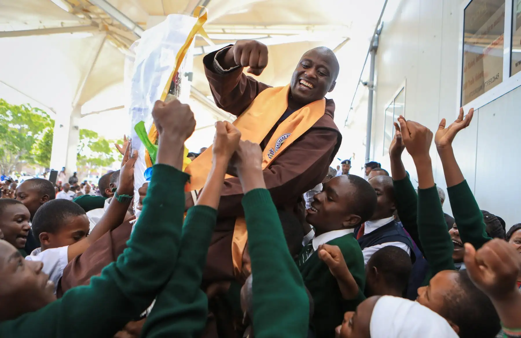 El maestro keniano Peter Tabichi, ganador del Global Teacher Prize 2019, que lo distingue como mejor profesor del mundo, es aupado por sus estudiantes en Nairobi (Kenia). Foto: EFE