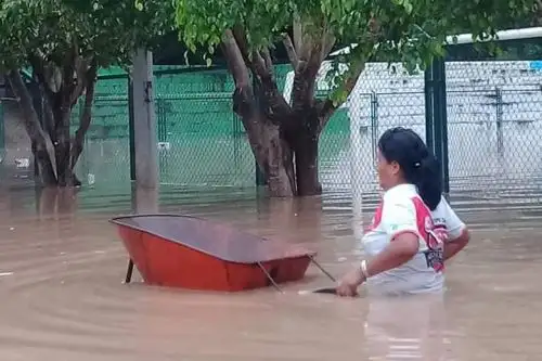 El desborde del río Perené provocó la inundación de viviendas ubicadas en las inmediaciones del puente Noruega, en el distrito de Perené, provincia de Chanchamayo.
