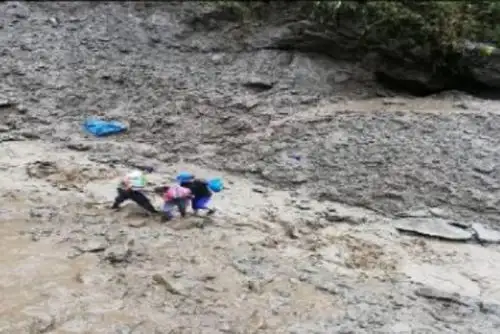 Ante los huaicos y deslizamientos ocurridos hoy en la provincia de Chanchamayo, región Junín, y que ha dejado hasta el momento dos muertos y dos desaparecidos, así como daños materiales, el alcalde provincial, Eduardo Mariño, presentó al jefe del Instituto Nacional de Defensa Civil (indeci), Jorge Chávez, la documentación solicitando declarar en  estado de emergencia su jurisdicción.