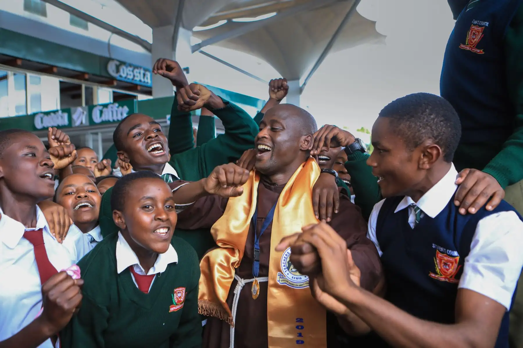 El maestro keniano Peter Tabichi, ganador del Global Teacher Prize 2019, sostiene el galardón que lo distingue como mejor profesor del mundo en Kenia. Foto: EFE