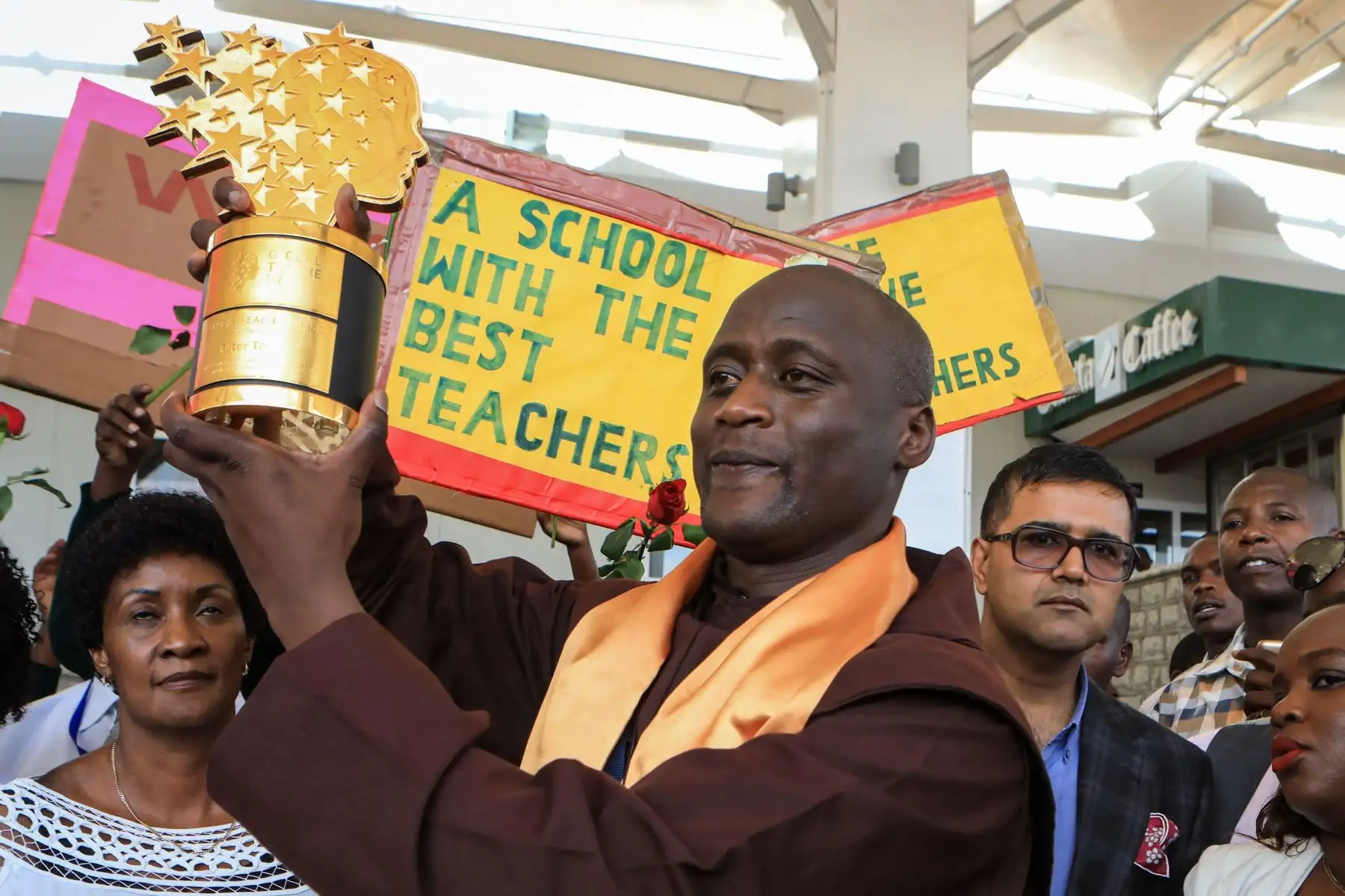El maestro keniano Peter Tabichi, ganador del Global Teacher Prize 2019, sostiene el galardón que lo distingue como mejor profesor del mundo, este miércoles en Nairobi (Kenia).Foto:EFE