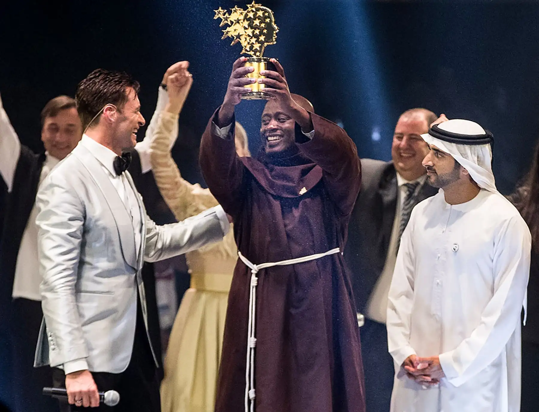 El Maestro keniano Peter Tabichi sosteniendo el trofeo del Premio Global de Maestros (GTP) después de ganar el premio de US $ 1 millón durante una ceremonia oficial en Dubai. Foto: AFP