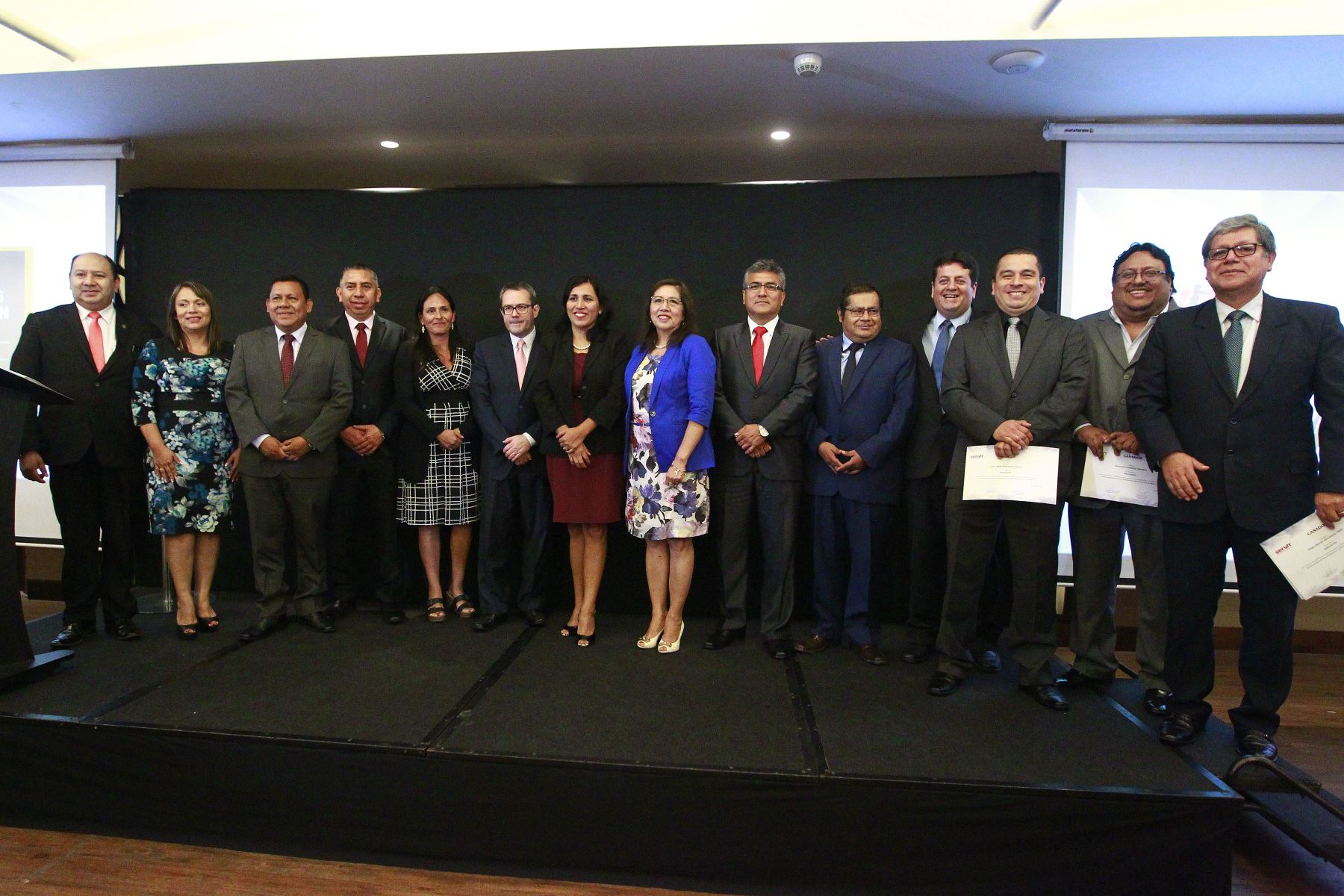Los ganadores de las buenas prácticas junto con ministras de Estado. Foto: ANDINA/Eddy Ramos
