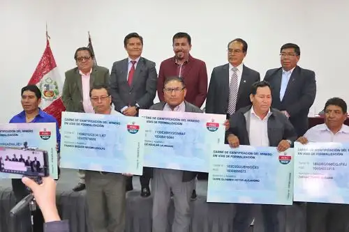 Ministerio de Energía y Minas comenzó entrega de carnés a pequeños mineros de Arequipa que están en camino a la formalización.