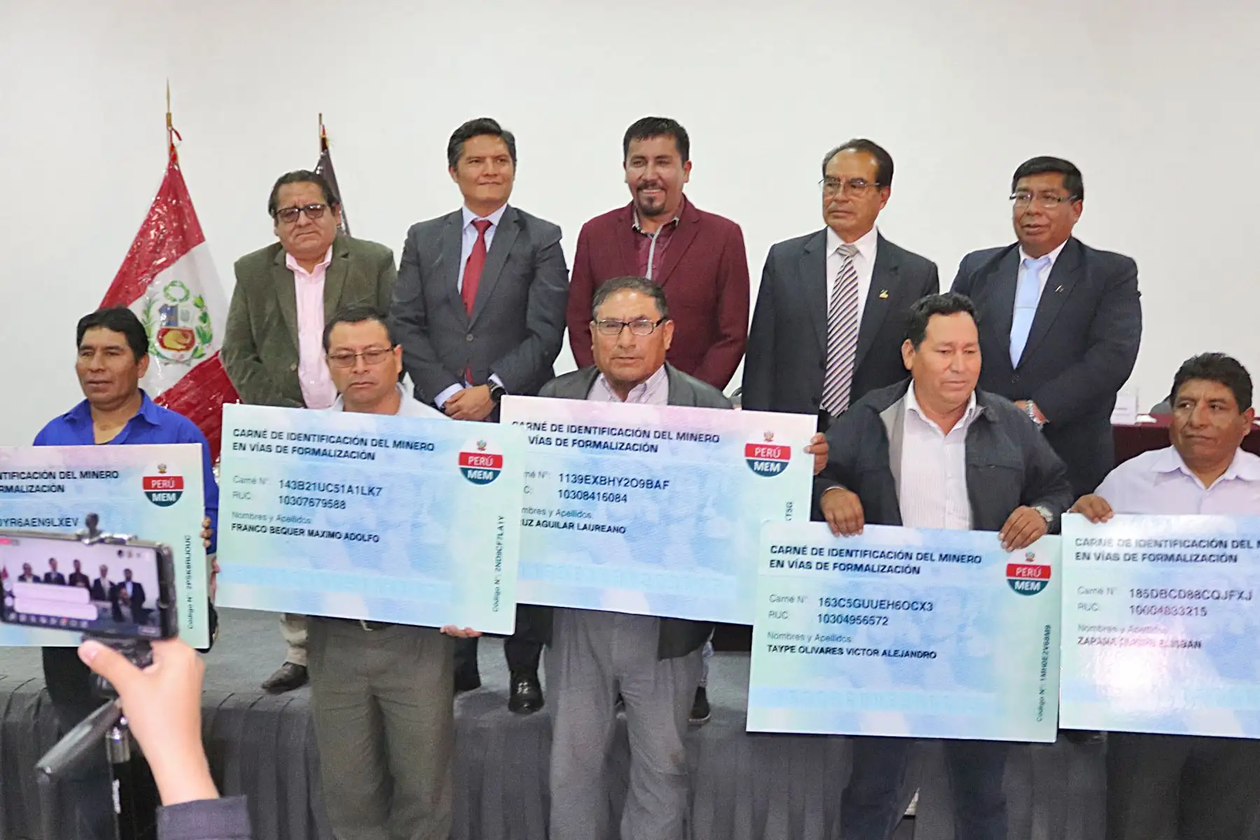 Ministerio de Energía y Minas comenzó entrega de carnés a pequeños mineros de Arequipa que están en camino a la formalización.
