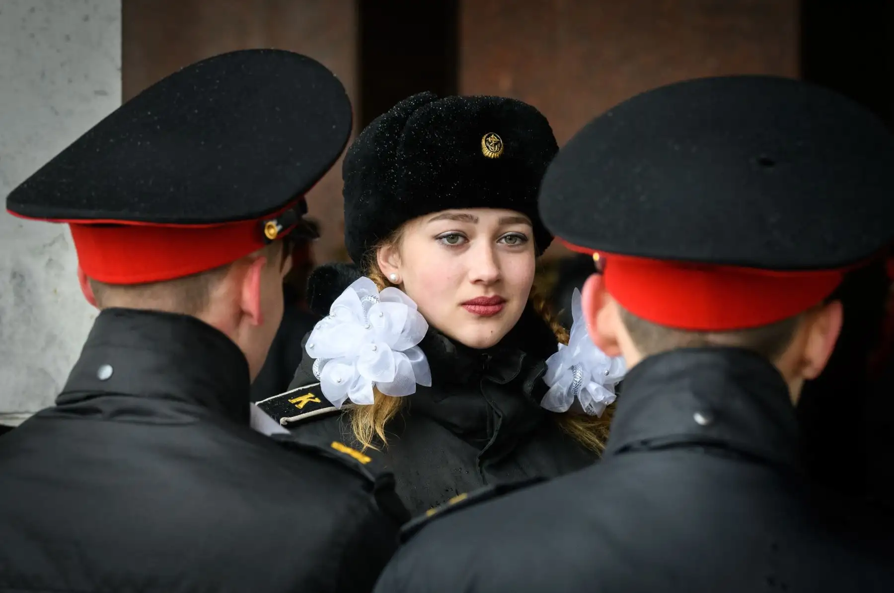 Una cadete rusa habla con sus compañeras de escuela. Foto: AFP