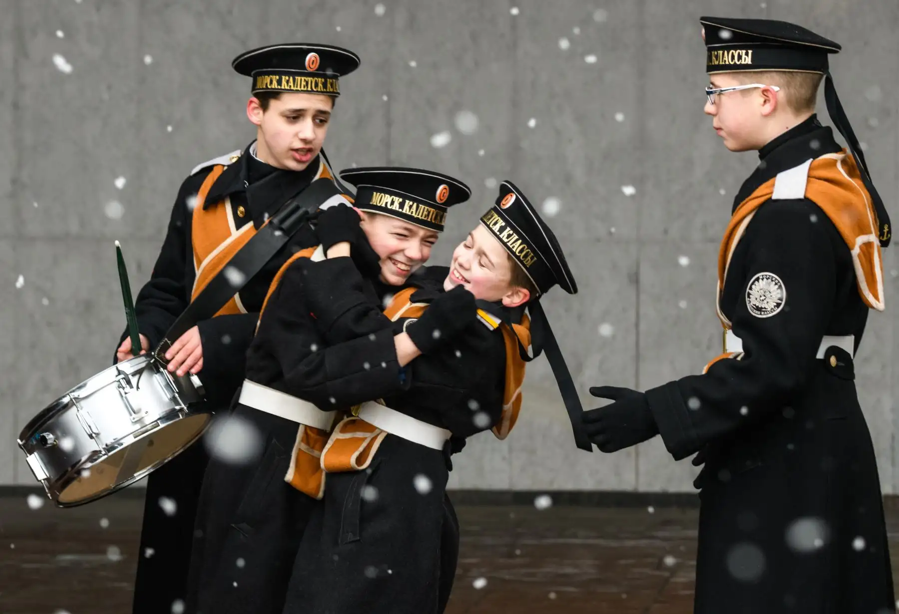 Cadetes rusos juegan durante la reunión anual de escuelas de cadetes en Moscú. Foto: AFP