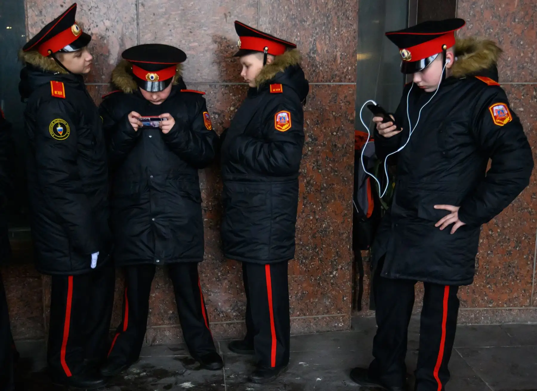 Cadetes rusos usan sus teléfonos móviles durante la reunión anual de escuelas de cadetes en Moscú. Foto: AFP