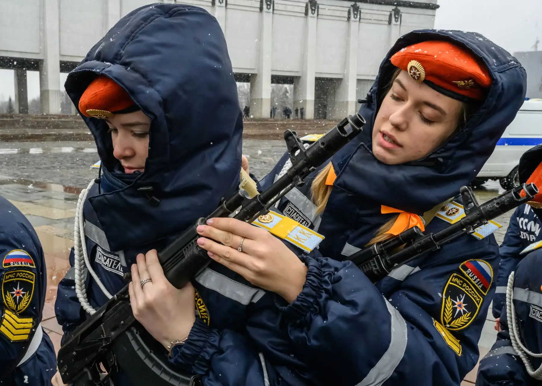 Una cadete rusa ayuda a su compañera de clase a ajustar su ametralladora AK47 durante la reunión anual de escuelas de cadetes en Moscú. Foto: AFP