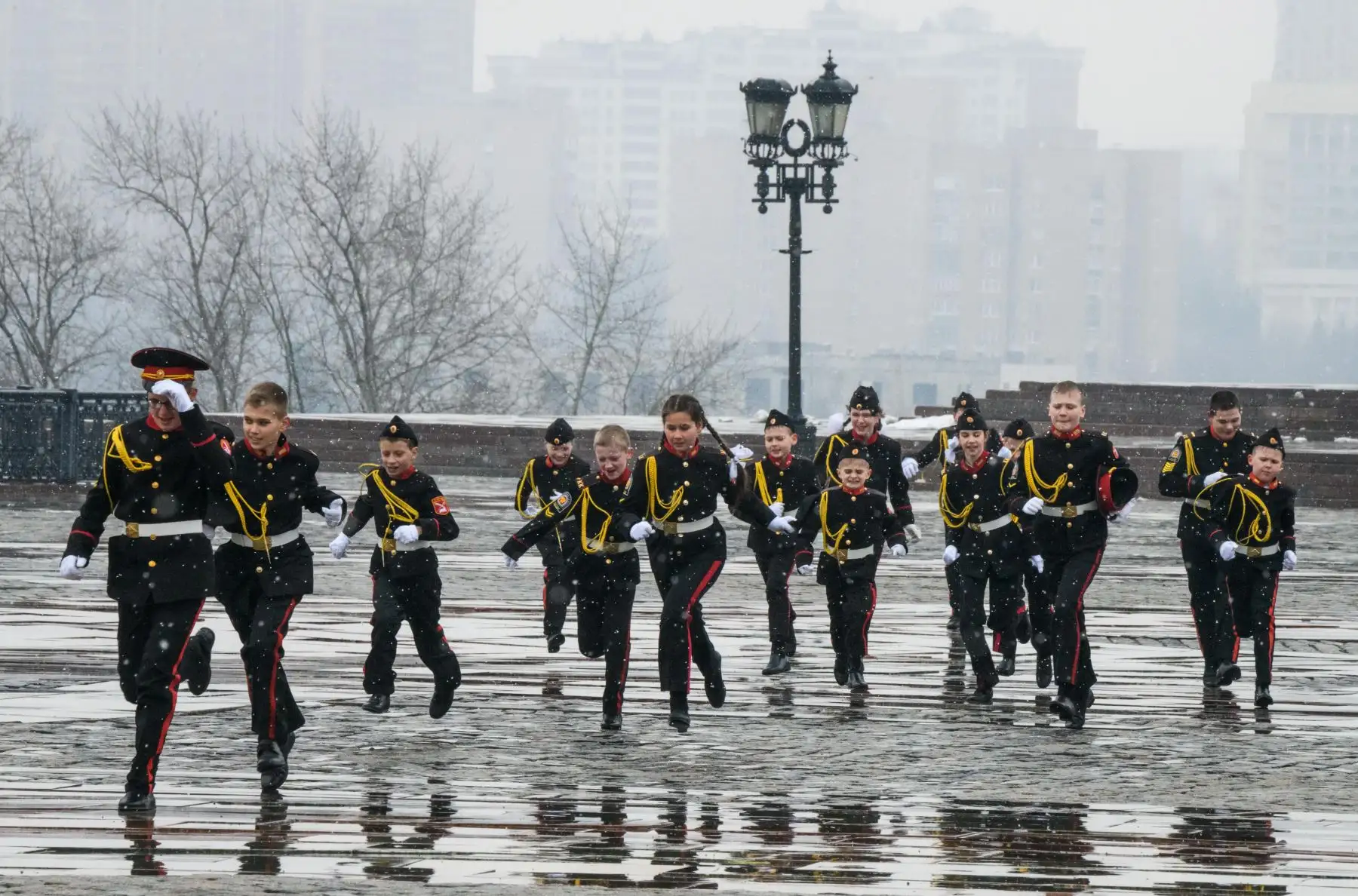 Cadetes rusos corren para cubrirse después de la reunión anual de escuelas de cadetes en Moscú. Foto: AFP