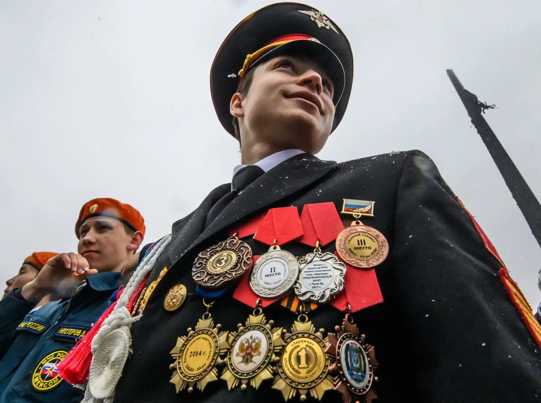 Cadete ruso observa la reunión anual de escuelas de cadetes en Moscú. Foto: AFP