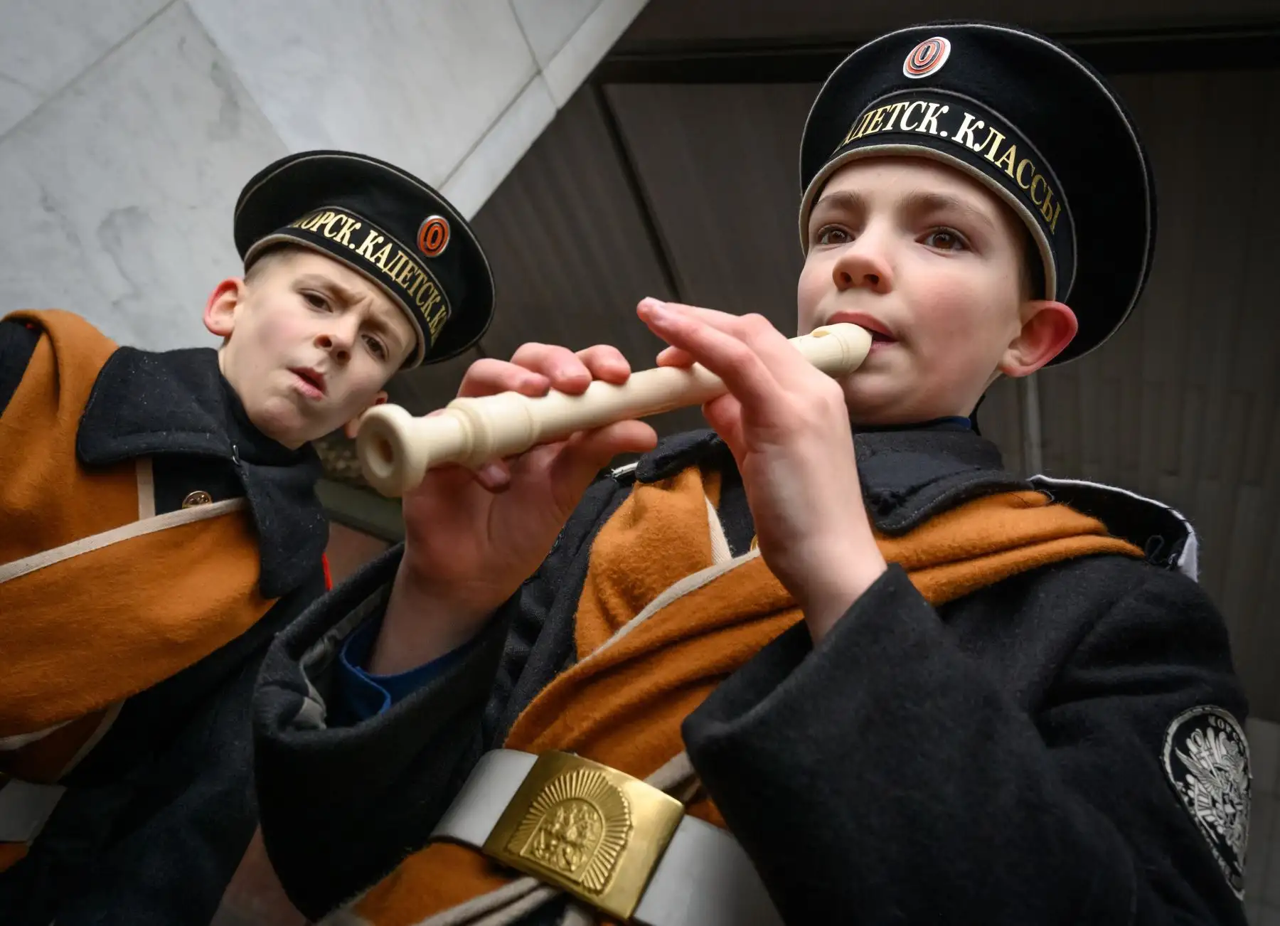 Un cadete ruso toca una flauta durante el encuentro anual de escuelas de cadetes en Moscú. Foto: AFP