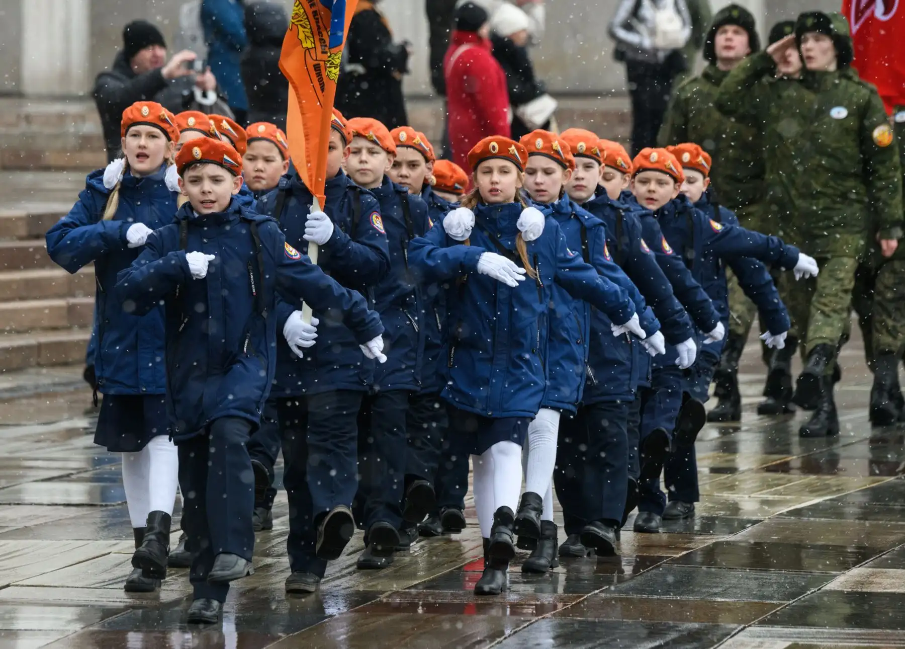 Cadetes rusos marchan durante la reunión anual de escuelas de cadetes en Moscú. Foto: AFP