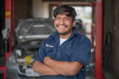 Él es Jimmy Anaya, el joven becario que estudió mecánica automotriz y sueña con reparar aviones. ANDINA/Difusión