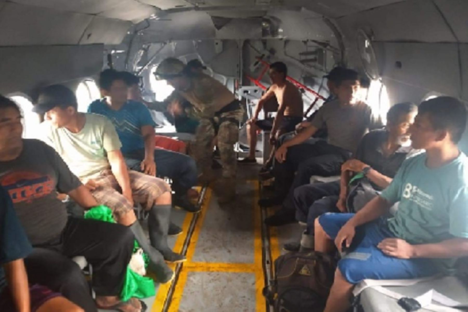 En un helicóptero MI-17, la Fuerza Aérea del Perú (FAP) rescató a 17 pobladores- entre niños y adultos mayores- del distrito de Pichanaqui, en la provincia de Chanchamayo, región Junín, quienes quedaron aislados a consecuencia del desborde del río Perené.