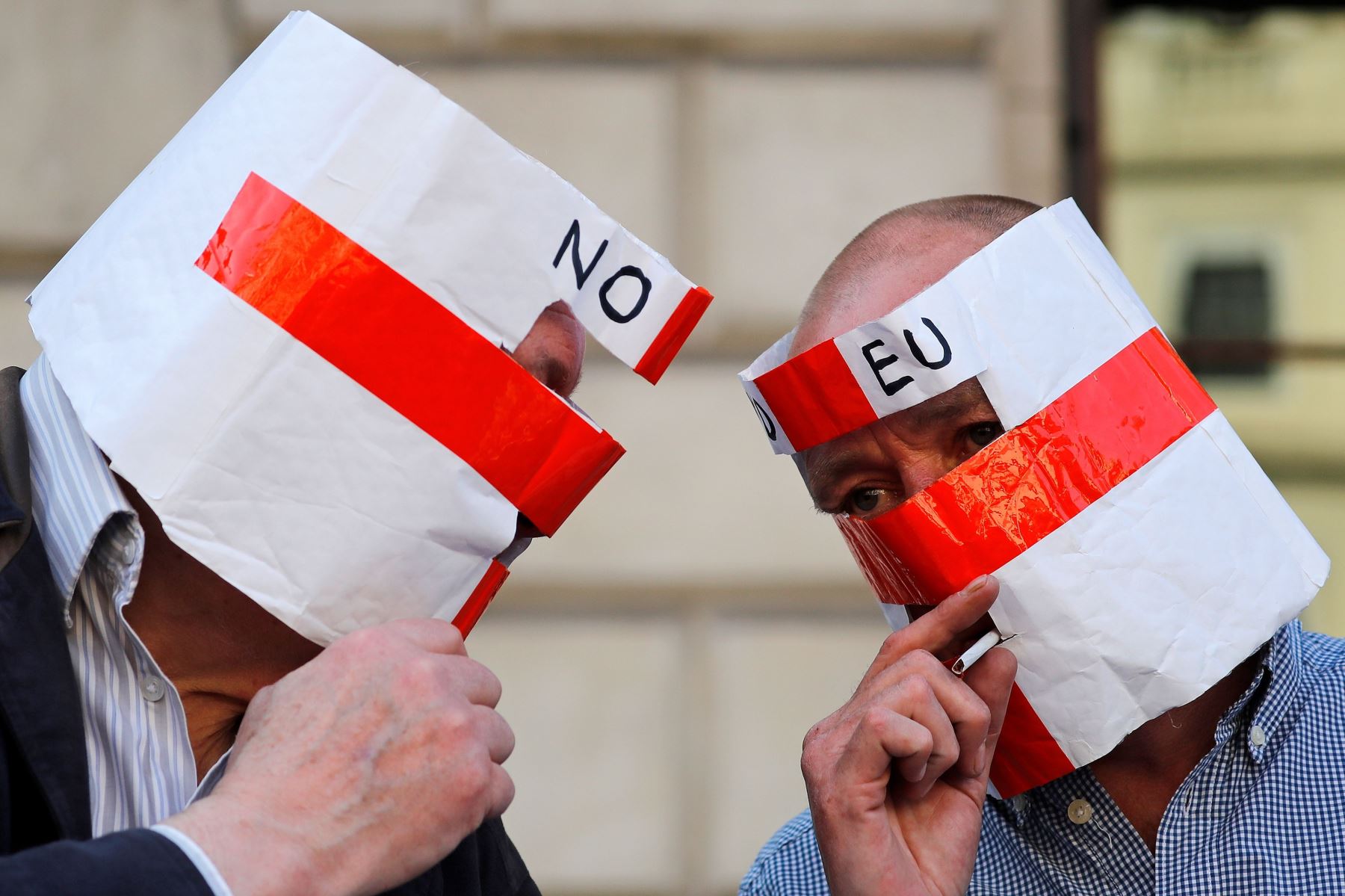 Un manifestante en pro del "brexit" conversa con un amigo mientras los manifestantes se reúnen en el centro de Londres, el 29 de marzo del 2019. Foto: AFP.
