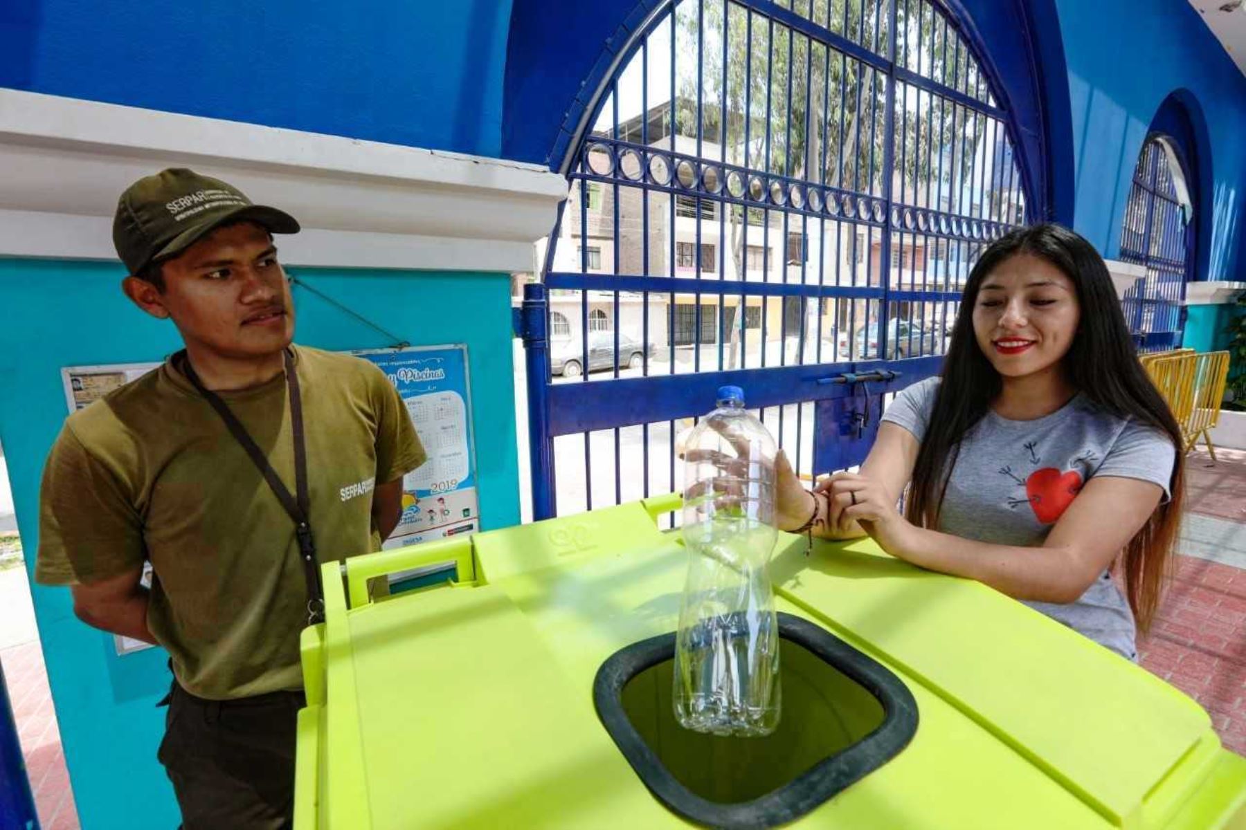 Vecinos ingresarán gratis a clubes zonales reciclando botellas de plástico. Foto: ANDINA/Difusión.