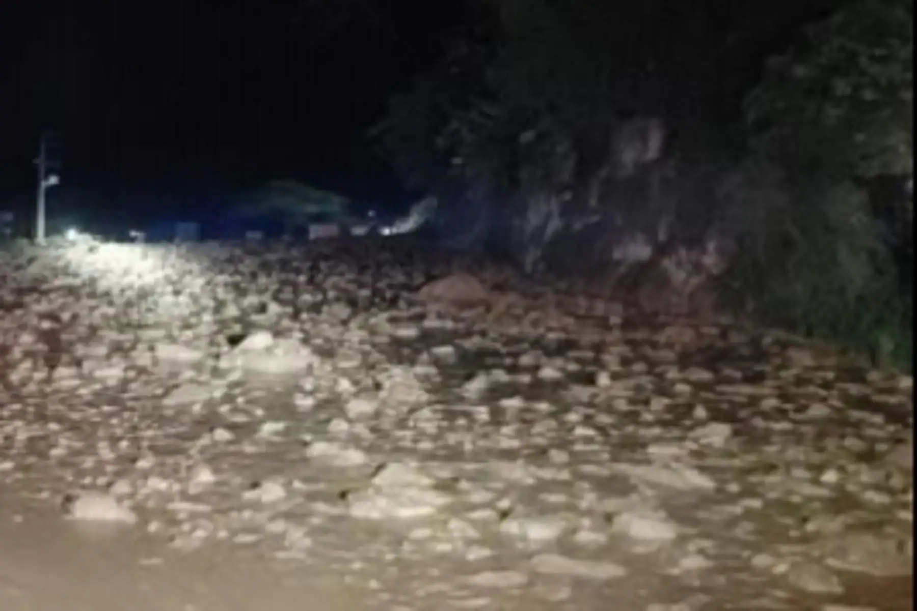 Una persona murió a consecuencia del huaico que se registró en la víspera en el distrito y provincia de Ambo, región Huánuco, pues una roca se desprendió e impactó en la cabina del camión donde viajaba la víctima, informó el Instituto Nacional de Defensa Civil (Indeci).