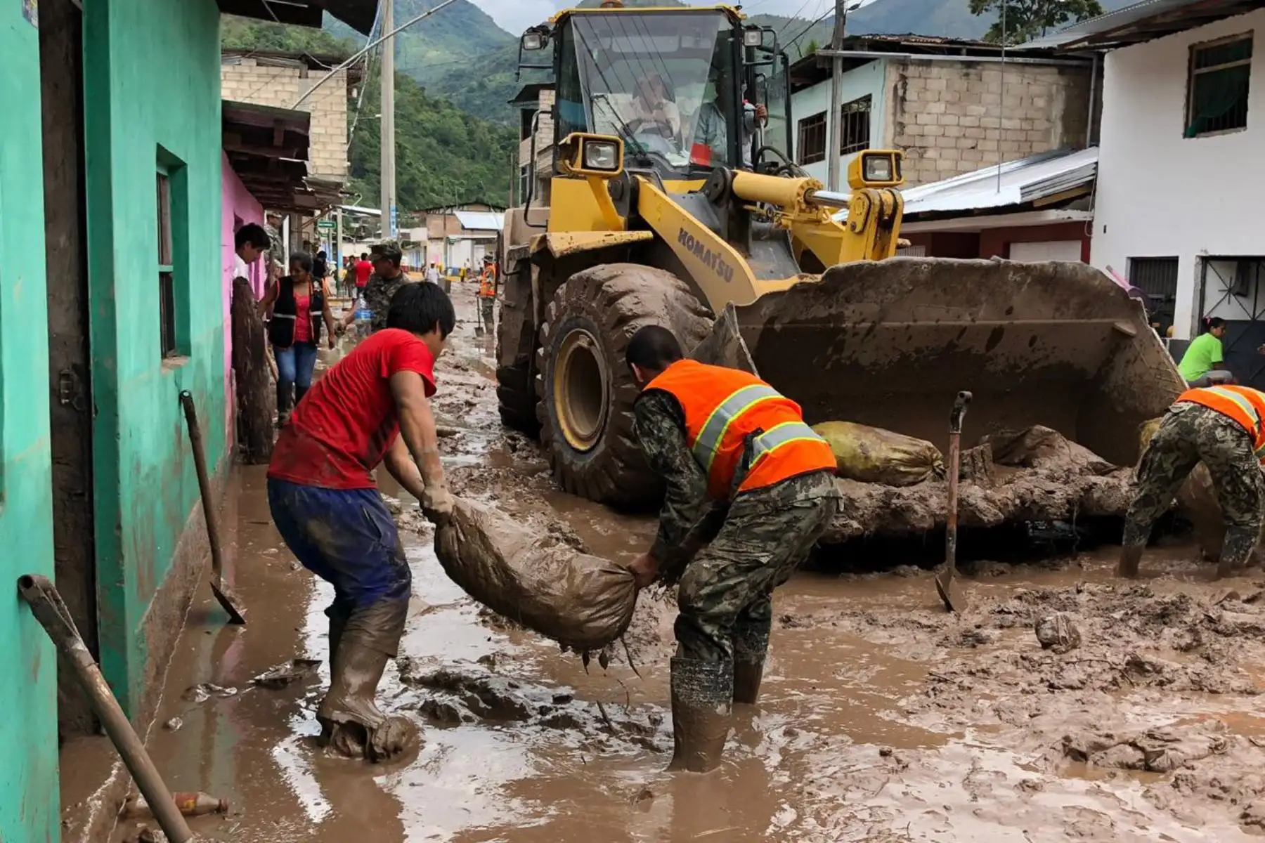 Fuerzas Armadas apoyan a 300 familias aisladas por desborde de ríos en Chanchamayo. Foto: MINDEF