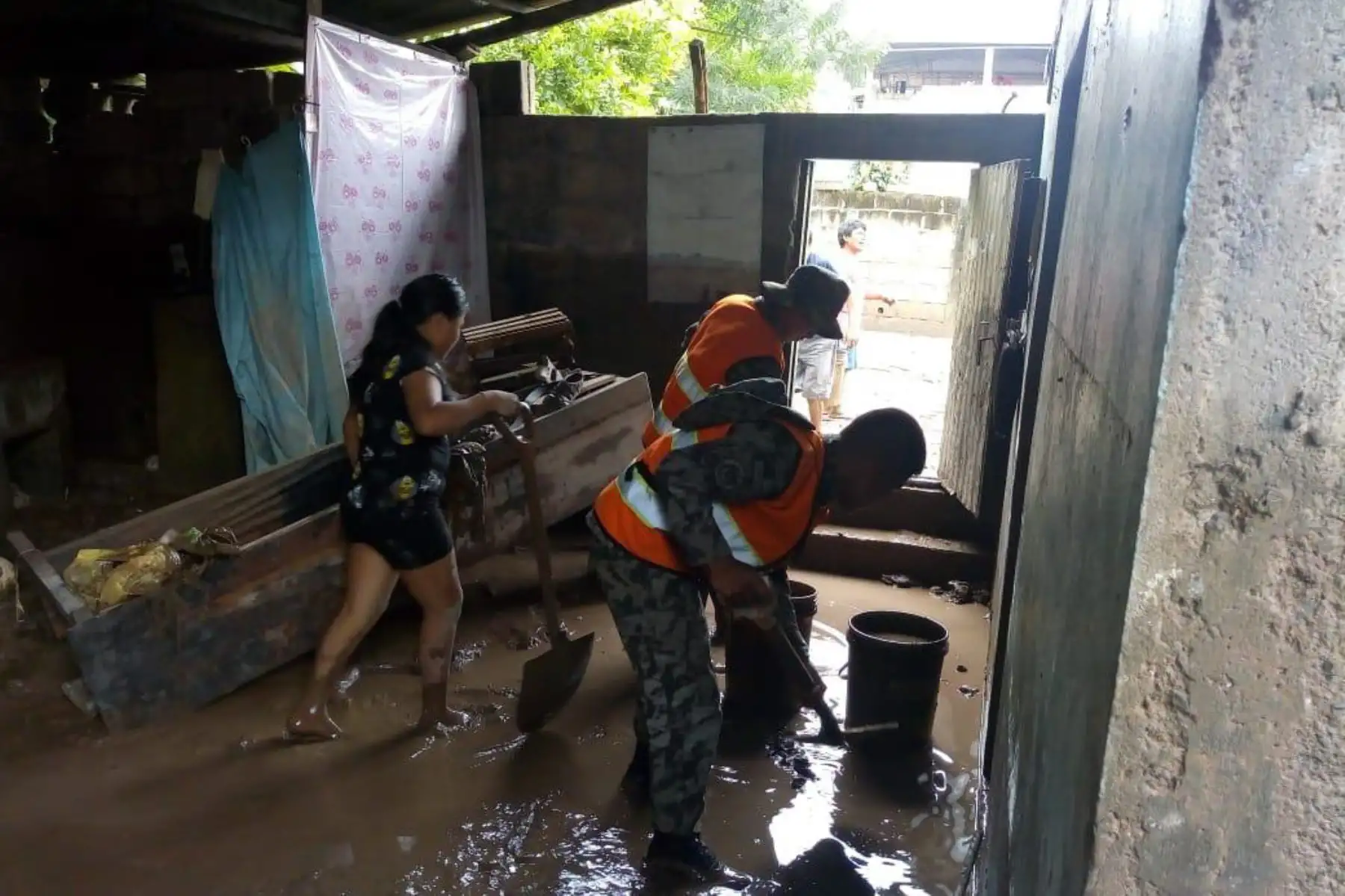 Fuerzas Armadas apoyan a 300 familias aisladas por desborde de ríos en Chanchamayo. Foto: MINDEF