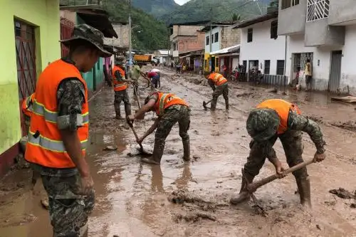 Fuerzas Armadas apoyan a 300 familias aisladas por desborde de ríos en Chanchamayo