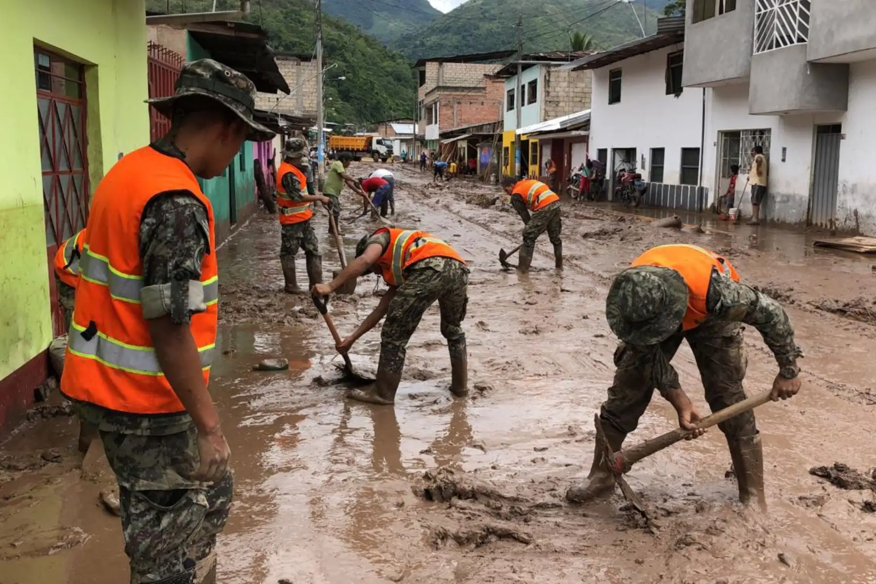Fuerzas Armadas apoyan a 300 familias aisladas por desborde de ríos en Chanchamayo