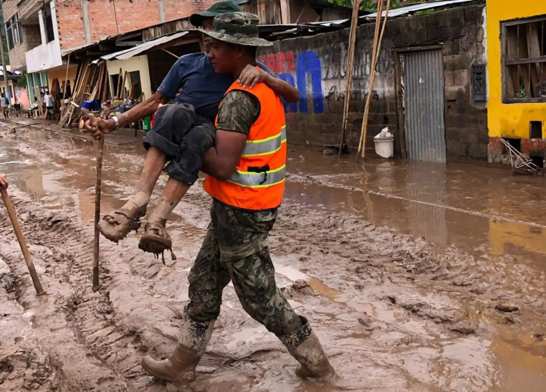 Fuerzas Armadas apoyan a 300 familias aisladas por desborde de ríos en Chanchamayo. Foto: MINDEF