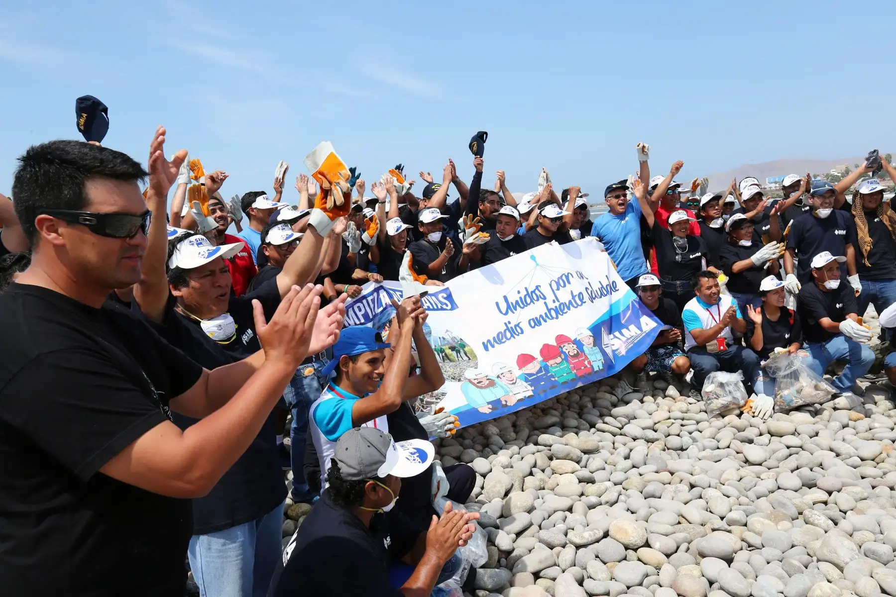 Trabajadores del astillero peruano SIMA PERÚ, realizan jornada de recolección y limpieza de la playa Carpayo. Foto: ANDINA/Norman Córdova