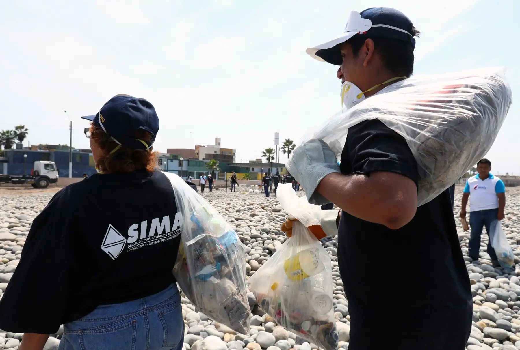 Trabajadores del astillero peruano SIMA PERÚ, realizan jornada de recolección y limpieza de la playa Carpayo. Foto: ANDINA/Norman Córdova