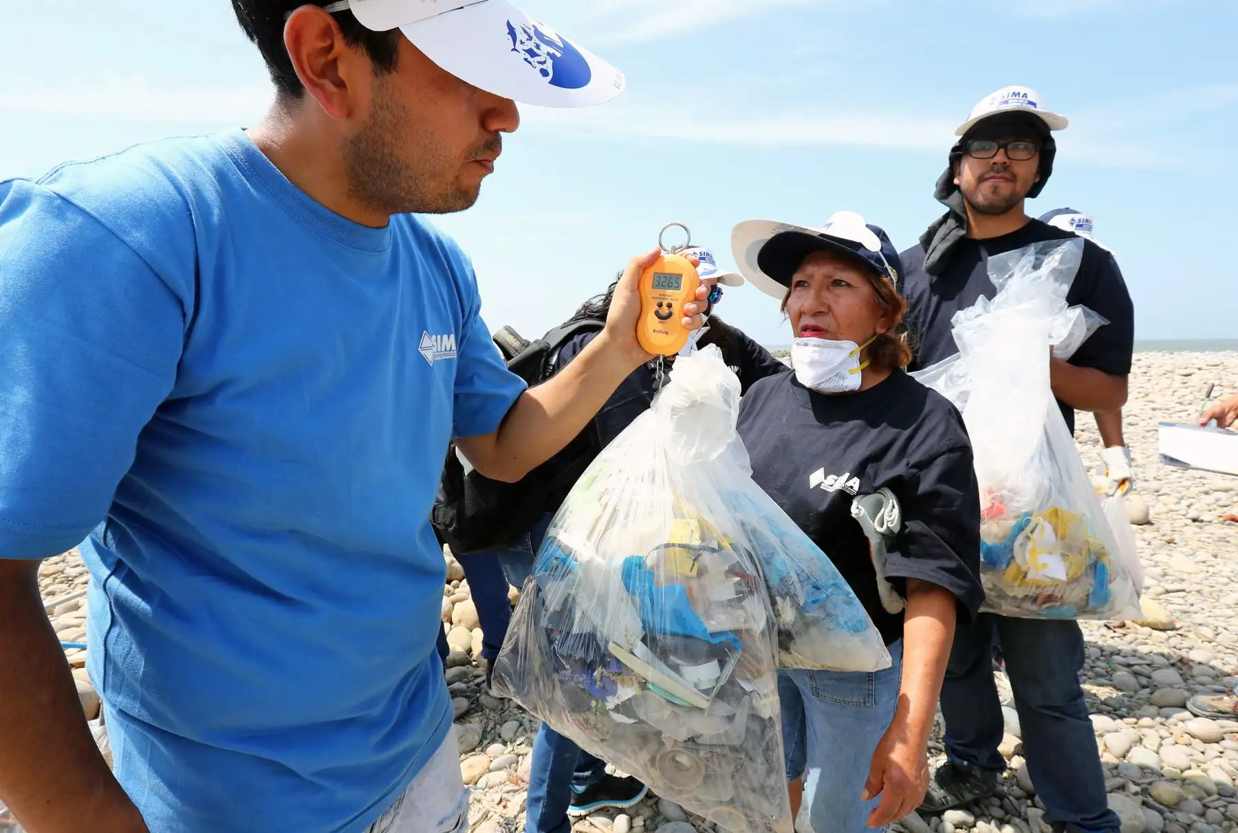 Trabajadores del astillero peruano SIMA PERÚ, realizan jornada de recolección y limpieza de la playa Carpayo. Foto: ANDINA/Norman Córdova