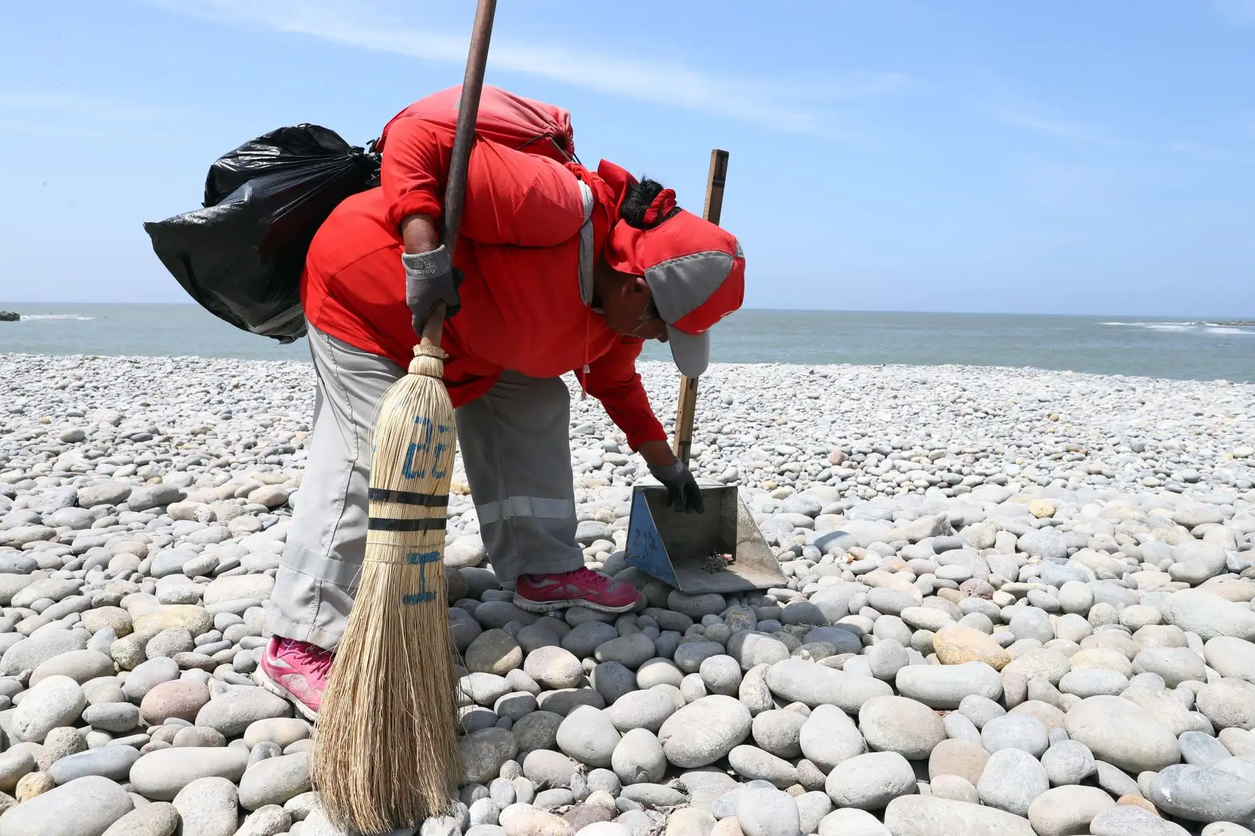 Trabajadores del astillero peruano SIMA PERÚ, realizan jornada de recolección y limpieza de la playa Carpayo. Foto: ANDINA/Norman Córdova