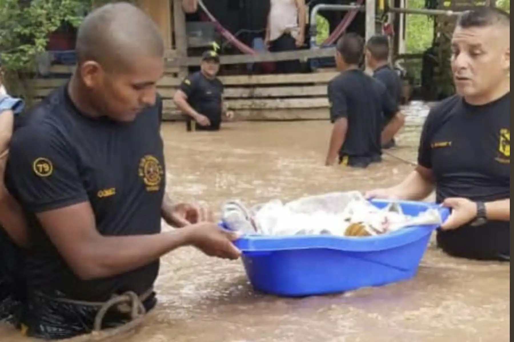 Más de 160 efectivos del Ejercito apoyan a más de 300 familias de Pichanaki, aisladas por el desborde del río Perené, en Junín, entre ellos un bebé de apenas meses de nacido. Foto: MINDEF