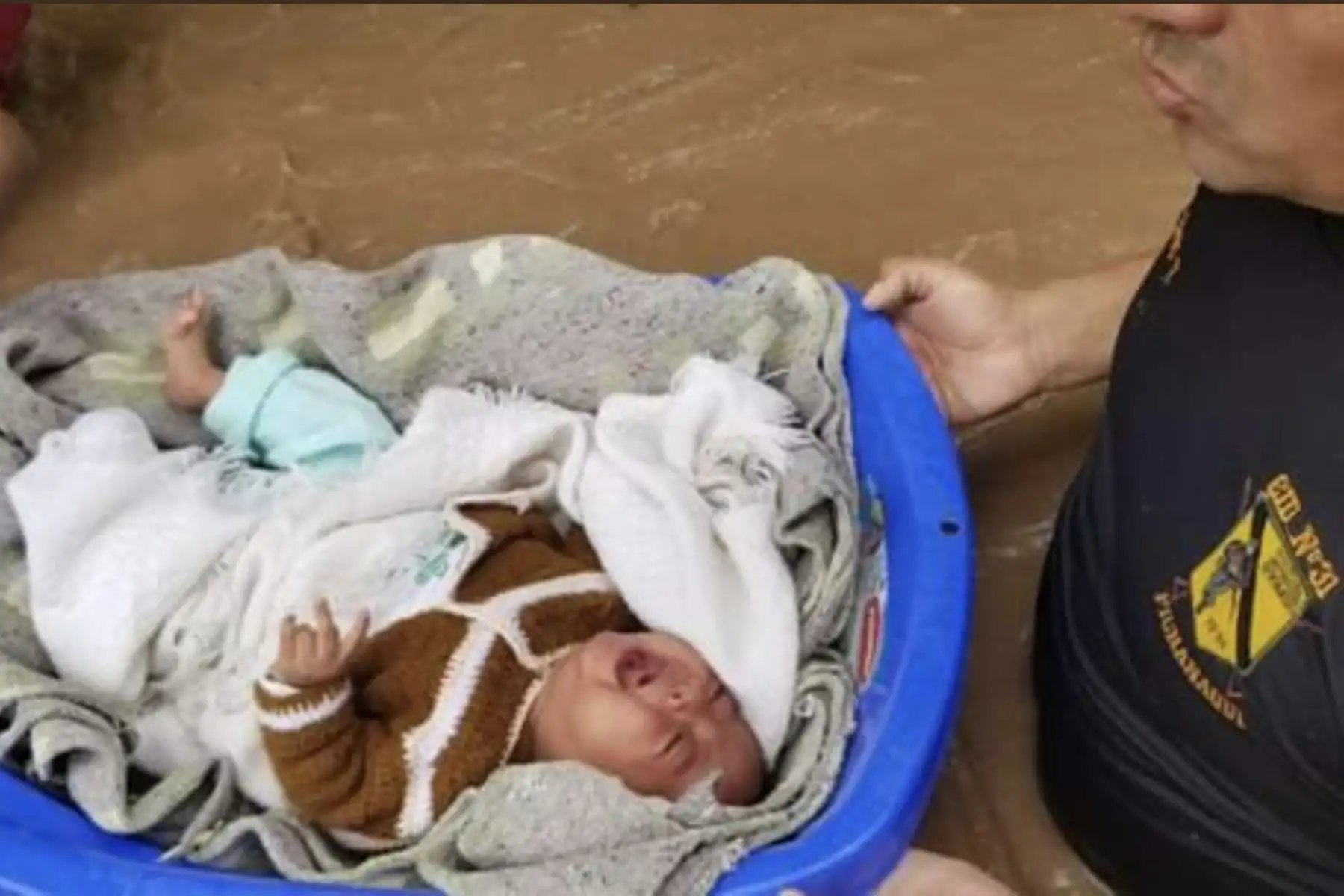 Más de 160 efectivos del Ejercito apoyan a más de 300 familias de Pichanaki, aisladas por el desborde del río Perené, en Junín, entre ellos un bebé de apenas meses de nacido. Foto: MINDEF