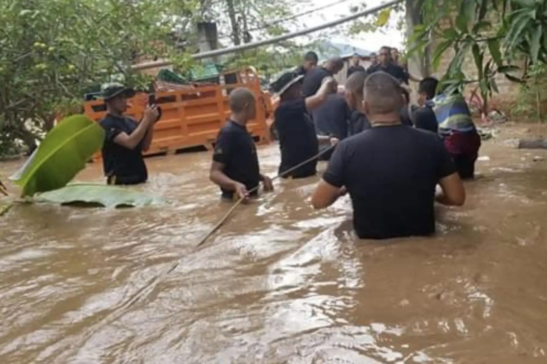 Más de 160 efectivos del Ejercito apoyan a más de 300 familias de Pichanaki, aisladas por el desborde del río Perené, en Junín, entre ellos un bebé de apenas meses de nacido. Foto: MINDEF