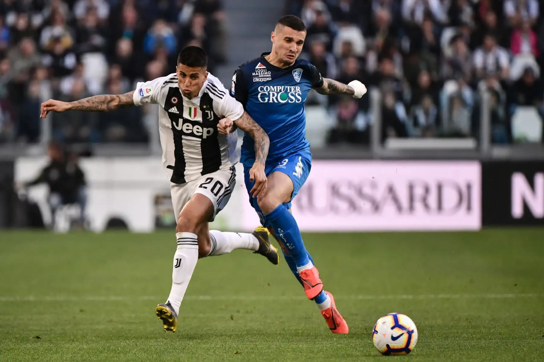 El defensor portugués de la Juventus, Joao Cancelo (L), y la centrocampista italiana de Empoli, Simone Canestrelli, irán a por el balón durante el partido de fútbol entre Juventus vs Empoli.Foto: AFP