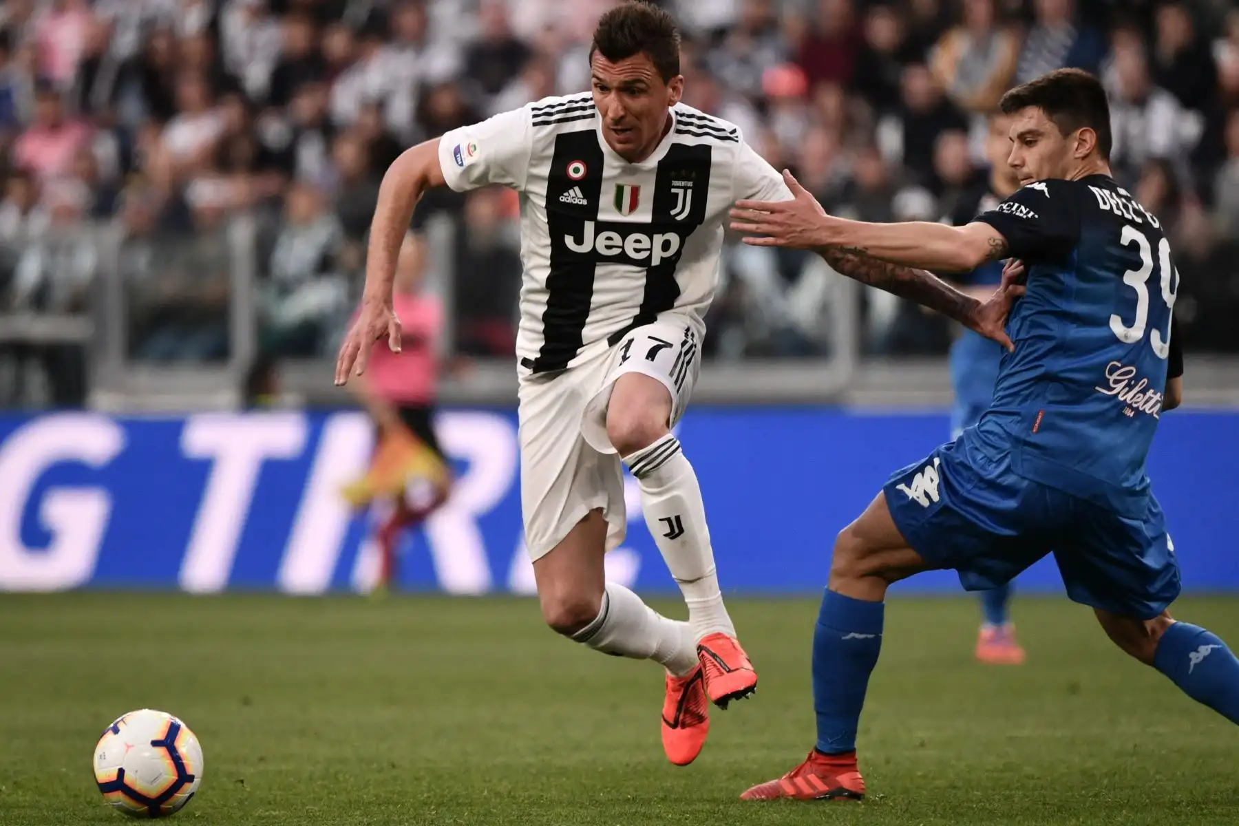 El delantero croata de la Juventus, Mario Mandzukic (L), supera al defensor italiano de Empoli, Cristian Dell