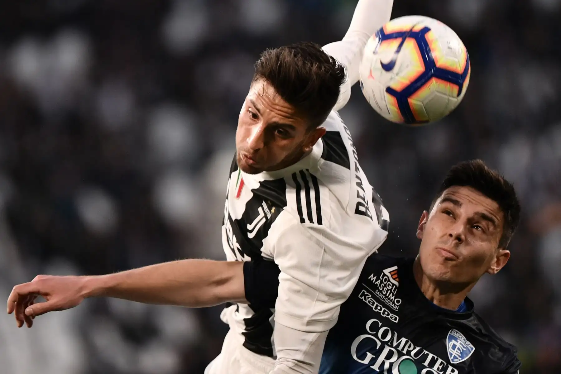El centrocampista uruguayo de la Juventus, Rodrigo Bentancur (L), y el defensor italiano de Empoli, Cristian Dell