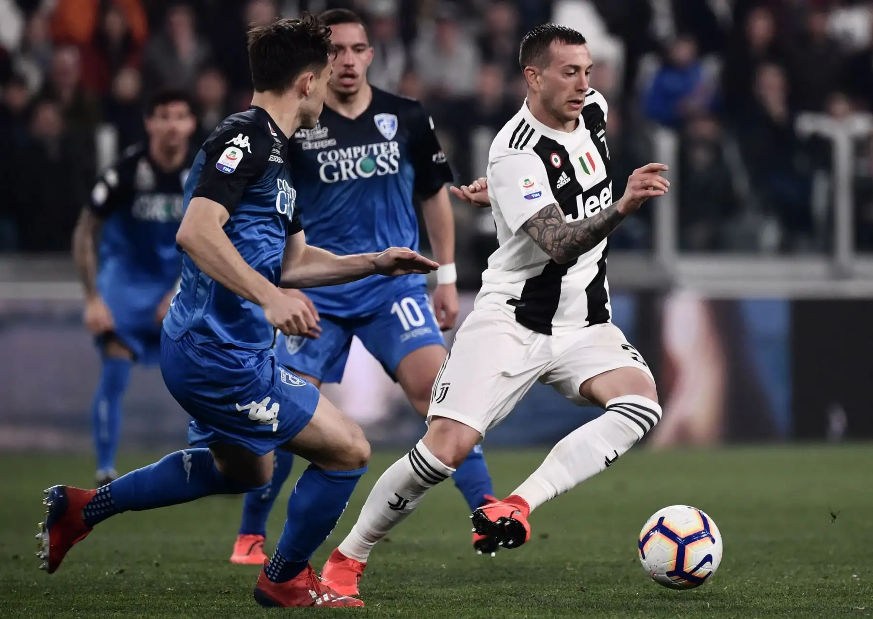 El delantero italiano de la Juventus, Federico Bernardeschi (R), corre con la pelota durante el partido de fútbol entre Juventus contra Empoli. Foto:AFP