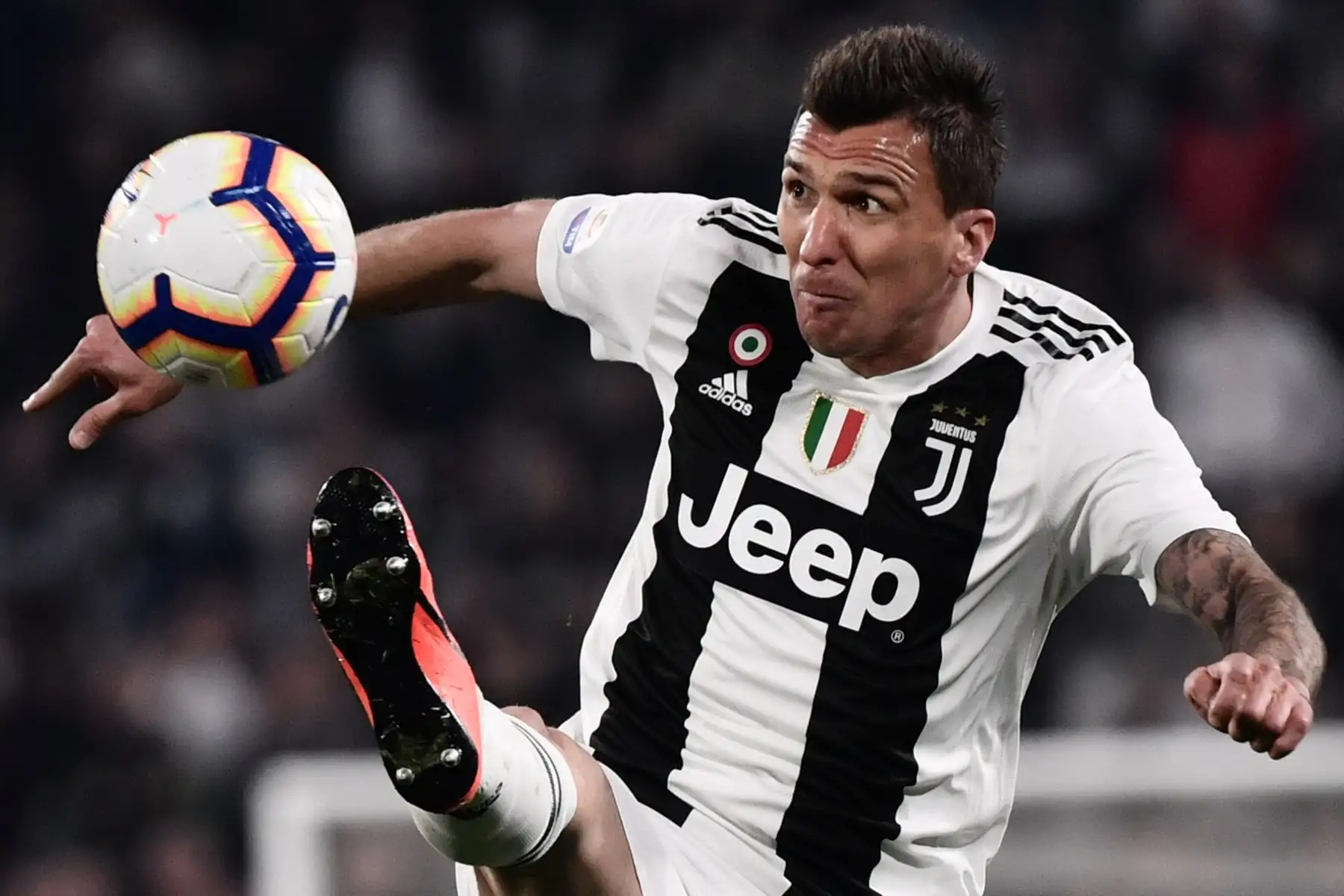 El delantero croata de la Juventus, Mario Mandzukic, controla el balón durante el partido de fútbol Eentre Juventus contra Empoli.Foto:AFP