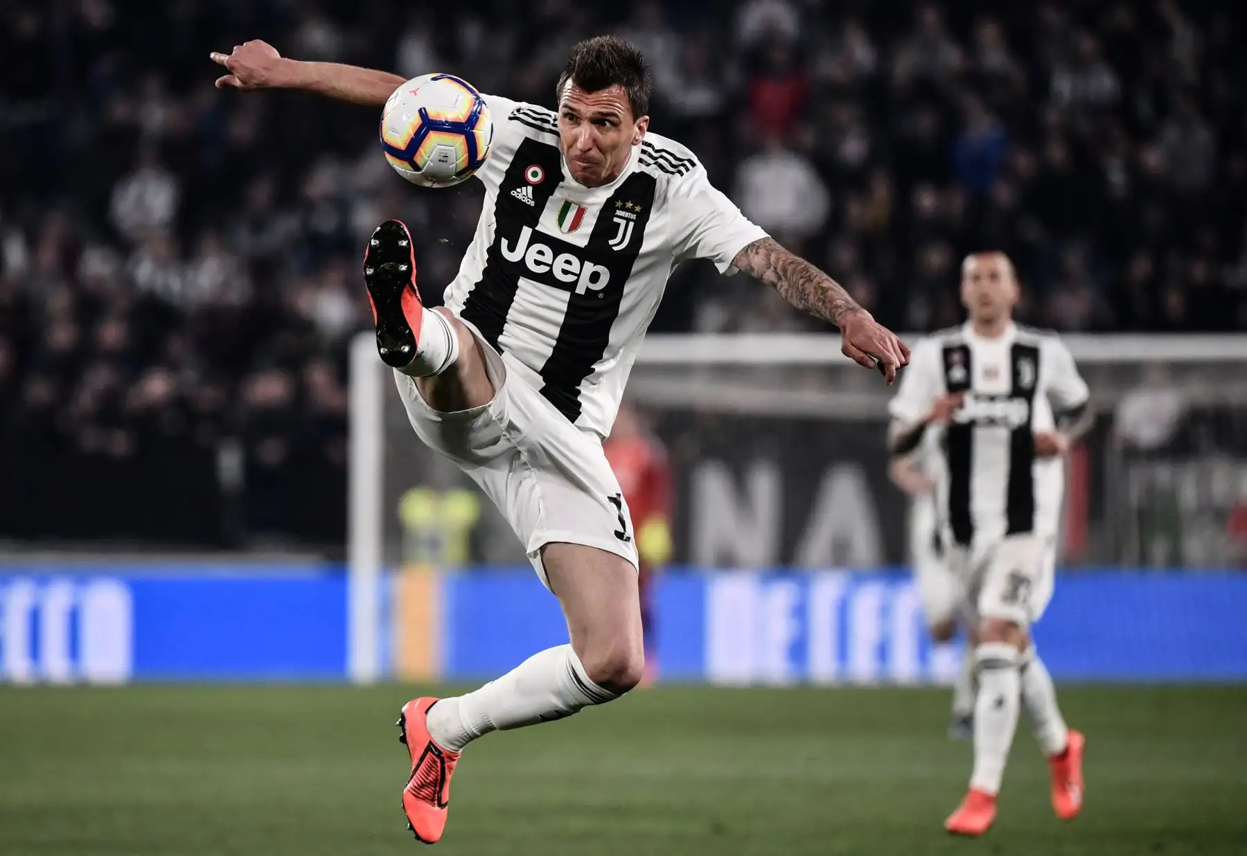 El delantero croata de la Juventus, Mario Mandzukic, controla el balón durante el partido de fútbol entre Juventus contra Empoli.Foto:AFP