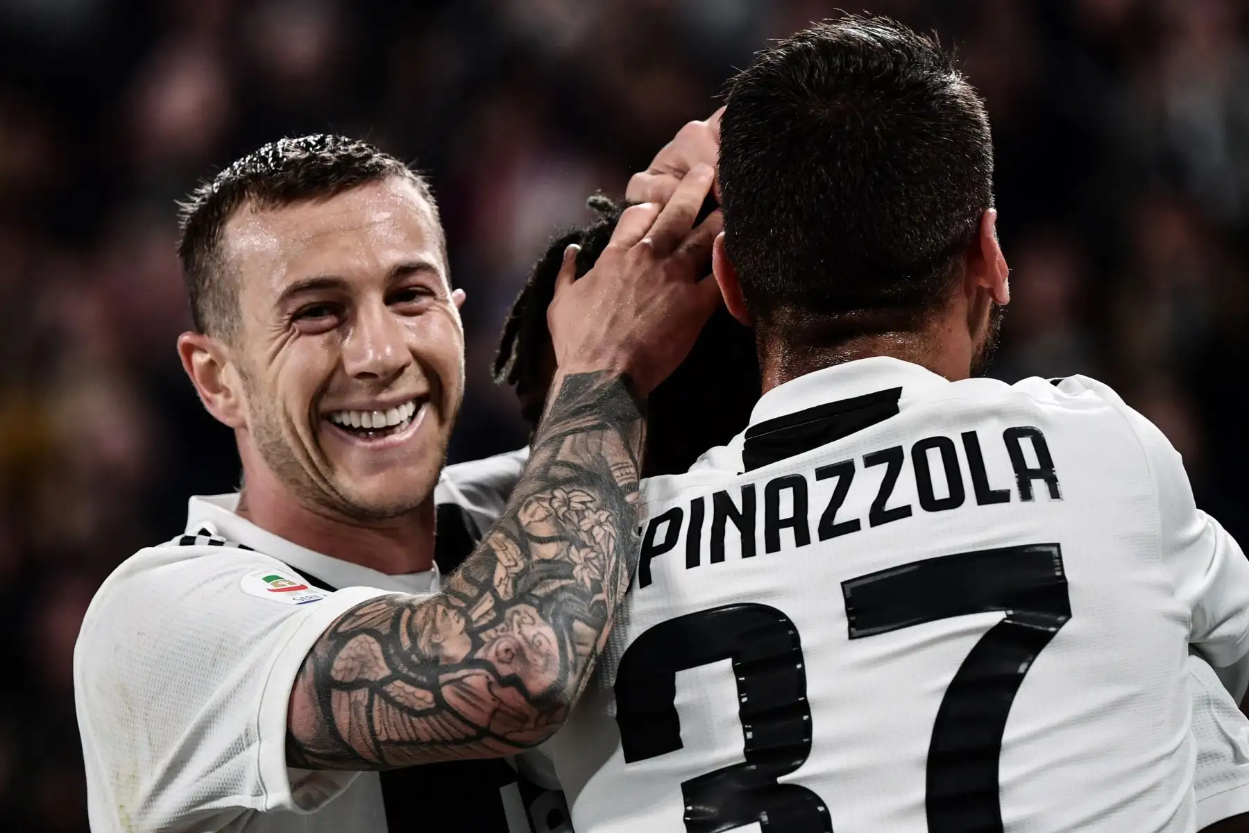 El delantero italiano de la Juventus, Federico Bernardeschi (L) y el defensor italiano de la Juventus, Leonardo Spinazzola (R) felicitan al delantero italiano de la Juventus, Moise Kean celebra después de que abrió el marcador durante el partido de fútbol  entre Juventus vs Empoli.Foto:AFP