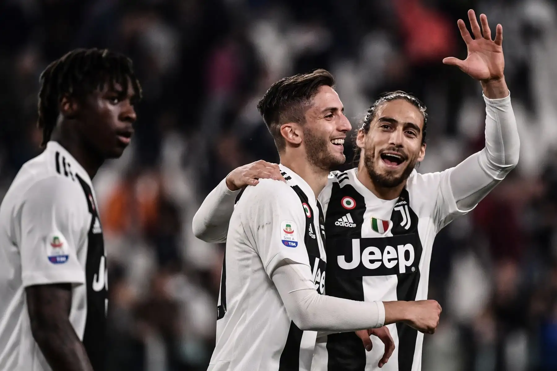 (De izquierda a derecha) El delantero italiano de la Juventus, Moise Kean, el centrocampista uruguayo Rodrigo Bentancur de la Juventus y el defensa uruguayo Martin Cáceres de la Juventus celebran al final del partido de fútbol entre Juventus vs Empoli.Foto:AFP