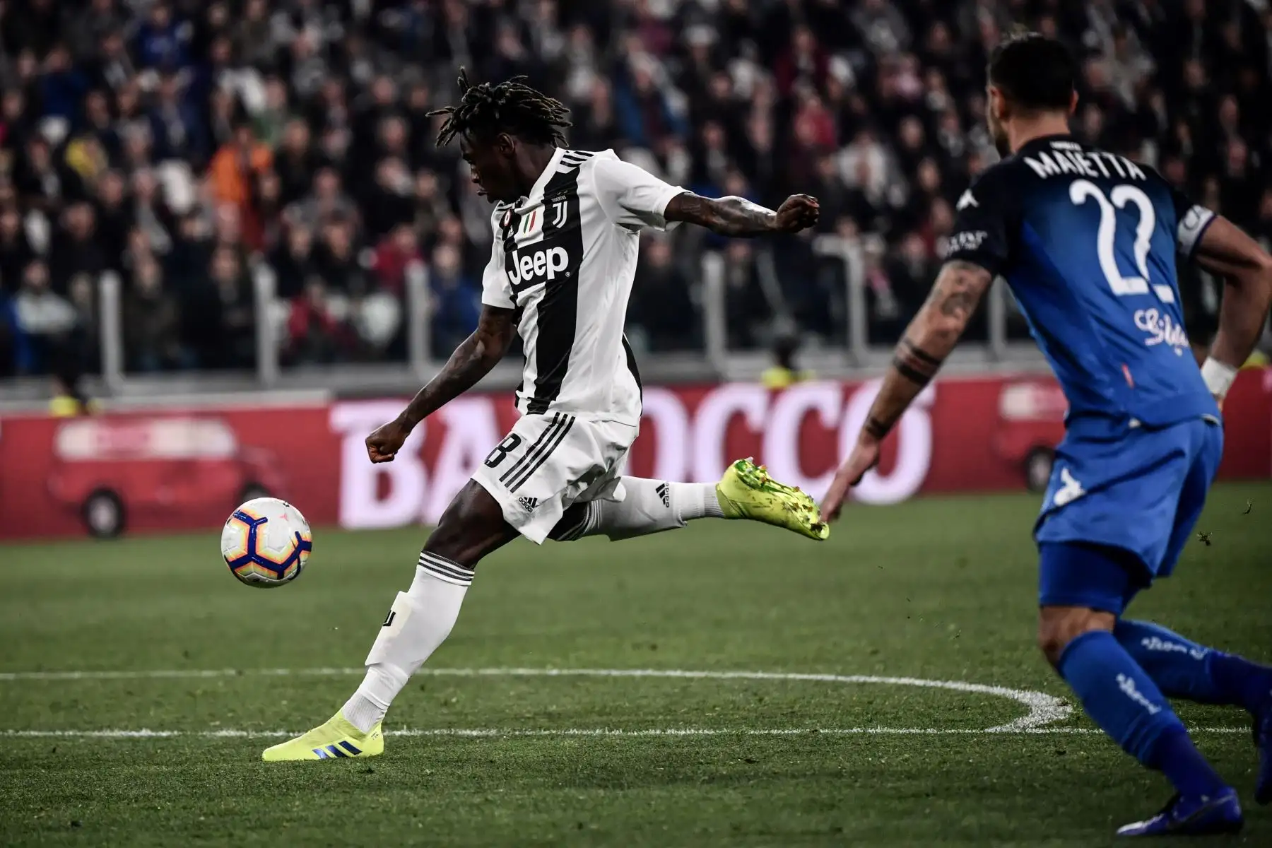 El delantero italiano de la Juventus, Moise Kean, dispara para abrir el marcador durante el partido de fútbol entre la  Juventus vs Empoli.Foto:AFP
