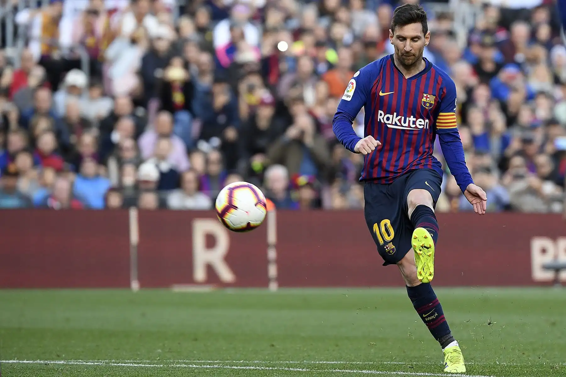 El delantero argentino de Barcelona Lionel Messi marca un gol durante el partido de fútbol de la liga española entre el FC Barcelona y el RCD Espanyol Foto: AFP