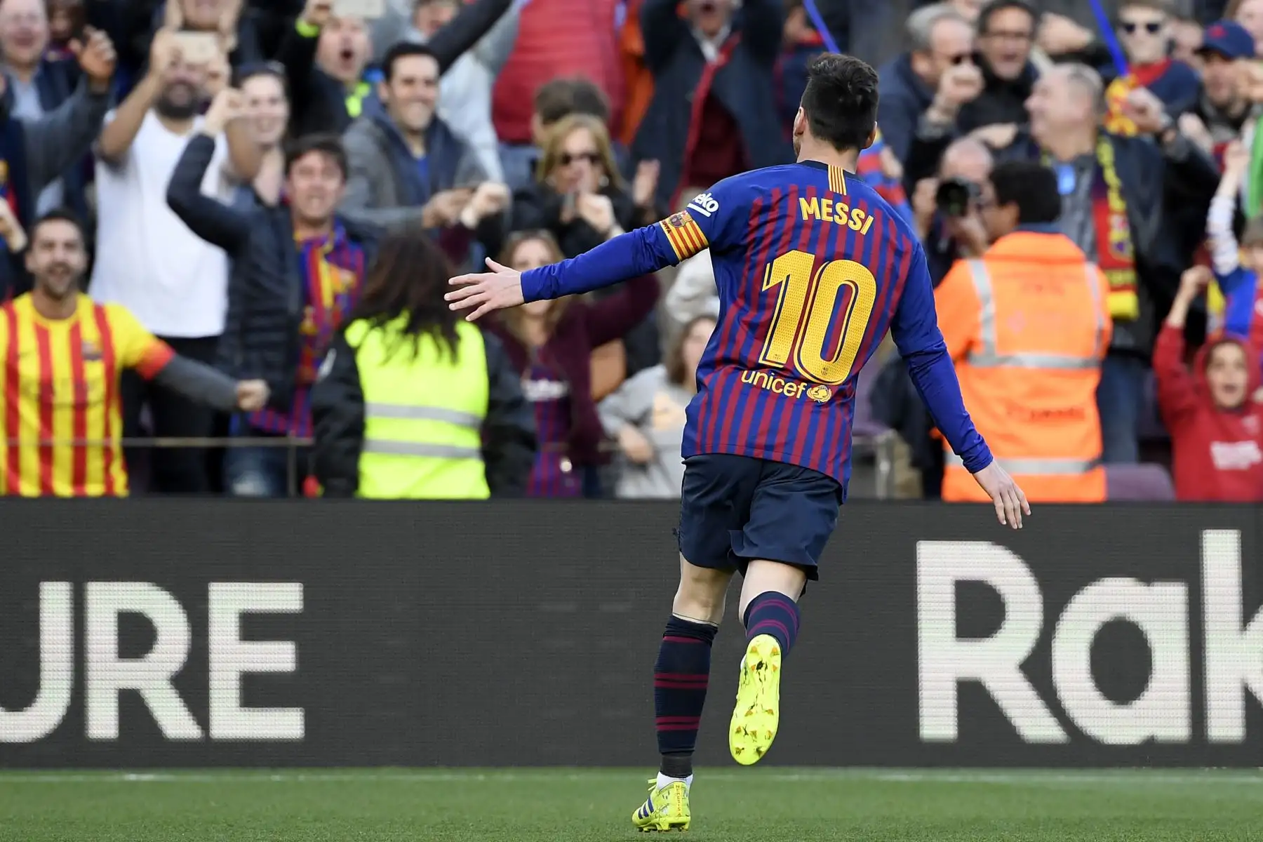 El delantero argentino de Barcelona, Lionel Messi, celebra después de marcar un gol durante el partido de fútbol de la liga española entre el FC Barcelona y el RCD Espanyol.foto:AFP